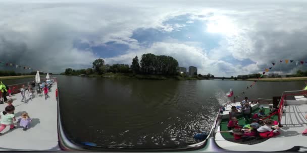 360vr Video děti stoupají po schodech na horní palubě lodi plovoucí ponecháním Odra River rodiny jsou na den města rekreační loď v Opole — Stock video