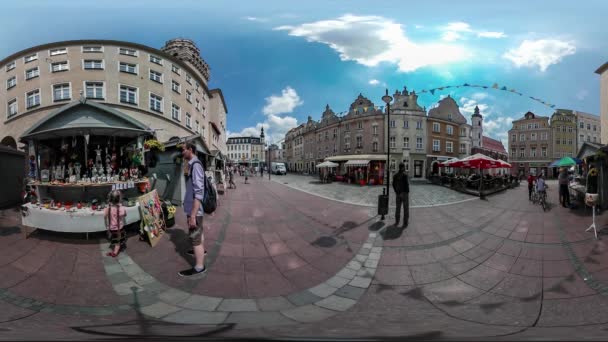 Vídeo 360Vr Pai Menina no Kiosk City Day Opole Square Famílias estão caminhando na Feira Vintage Building Lojas e Restaurantes Celebração no verão ensolarado — Vídeo de Stock