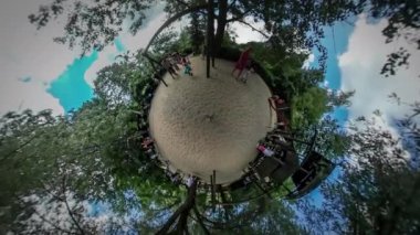 360vr Video Çocuk Ebeveynler Playground City Day Opole Park Çocuklar Merdiven kumlu zemin ağaçlar sunny yaz günü tırmanma salıncak çalışan oynuyor