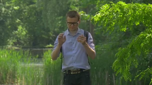 Man Standing klikt virtuele Tablet in Green Park Forex Internet winkelen Chat zakenman tijd aan de natuur fris groene bomen zonnige zomerdag besteedt — Stockvideo