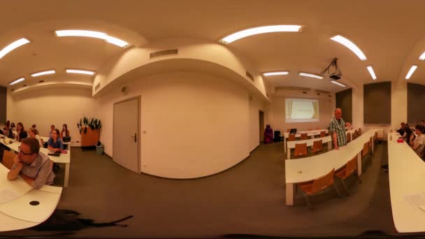 360vr video människor i klassrummet seminarium i Opole bibliotek unga män och kvinnor studenter sitter vid skrivborden leende man föreläsare talar att ge ett föredrag — Stockvideo