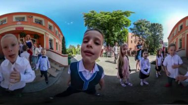 360vr Video Kids Hamming Son Eğitim Günü Kutlama Opole Mutlu Çocuklar ve Öğretmen Yard Okul Girişi Yeşil Ağaçlar Yakın Sunny Yaz Günü