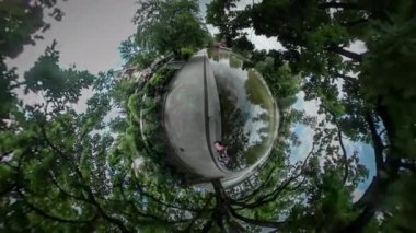 360vr Video adam ve çocuk tarafından su şehir gün Opole yürüyerek Parapet tarafından Park aile harcamak zaman birlikte bisikletçi su kenarında olan yeşil ağaçlar yaz at binme 360vr Video