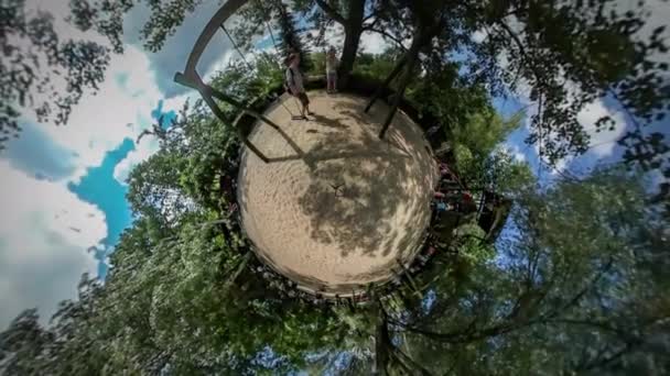 360vrビデオお父さんは子供たちが一緒に歩く遊び場で子供の日オポールパークキッズの両親をスイングし、新鮮な緑の木晴れた夏を実行しています — ストック動画