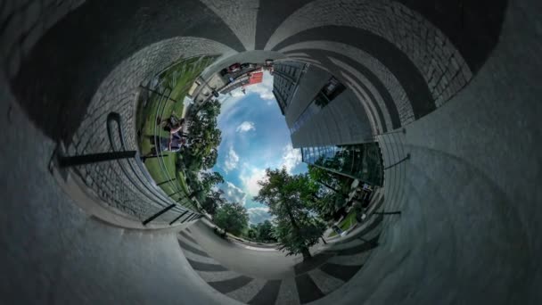 360Vr Video Uomo Figlia Città Giorno in Piazza Opole Pavimentazione Pietre Edificio moderno Parcheggiato Auto Alberi verdi Le persone hanno un riposo in Sunny Day Nuvole di cielo blu — Video Stock