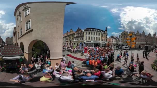 360vr wydajność wideo miasto dzień w Opolu ludzie oglądając koncertowe rodziny są chodzenie przez płytki chodnikowe w pobliżu zabytkowych budynków mieć odpocząć Sunny — Wideo stockowe