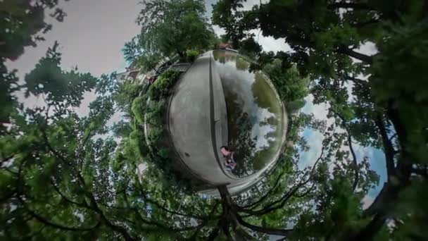 360vr Video adam ve çocuk tarafından su şehir gün Opole yürüyerek Parapet tarafından Park aile harcamak zaman birlikte bisikletçi su kenarında olan yeşil ağaçlar yaz at binme 360vr Video — Stok video