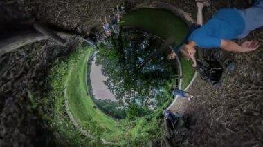 Gezi Hayvanat Bahçesi Opole Park Botanik Bahçesi 360vr Video İnsanlar Çocuklar Ebeveynler Yeşil Ağaçlar Altında Zaman Harcama Etrafa Bebek Bebek Arabaları ile Bir Çizgi Yürüyüş