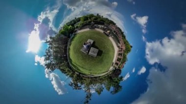 Çocuklar ve ebeveynler çevresinde arıyorsunuz Botanik Bahçe Park sokakta yürüyen bir şezlong insanlar üzerinde oturan 360vr Video adam harcamak saat birlikte güneşli günü yeşil ağaçlar