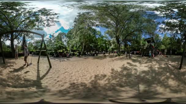 360Vr Video Papá balancea a la chica en una excursión oscilante al zoológico de Opole Los niños se divierten en un parque infantil Las escaleras Los conductos se instalan Arena en el suelo Los padres — Vídeos de Stock