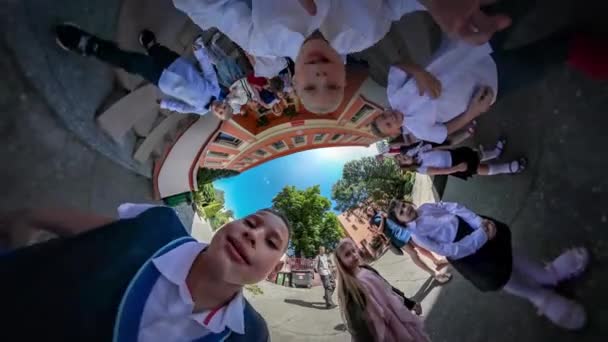 360Vr Video Bambini che martellano alla celebrazione della macchina fotografica Ultimo giorno di studio Opole Happy Kids and Teacher in Sunny Summer Day Near School Entrance Blue Sky Green Trees — Video Stock