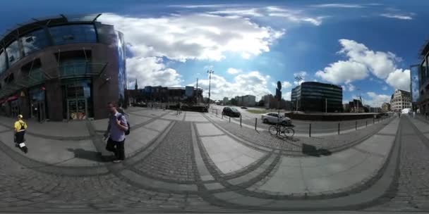360vr Video Backpacker z Selfie Stick Walking przy placu we Wrocławiu High Temperature Festival Downtown biorąc wideo z siebie sferyczne Panorama — Wideo stockowe