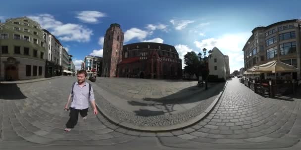 Homem de Vídeo 360Vr no Vintage City Square Festival de Alta Temperatura em Wroclaw Sunny Day Buildings Square é composta com pedras de pavimentação Carros Cityscape — Vídeo de Stock