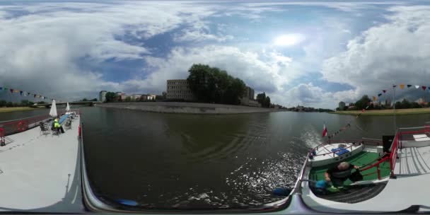 360vr 视频游艇是由河船运送人漂浮的城市从顶部甲板市在一天的奥波莱河景色. — 图库视频影像