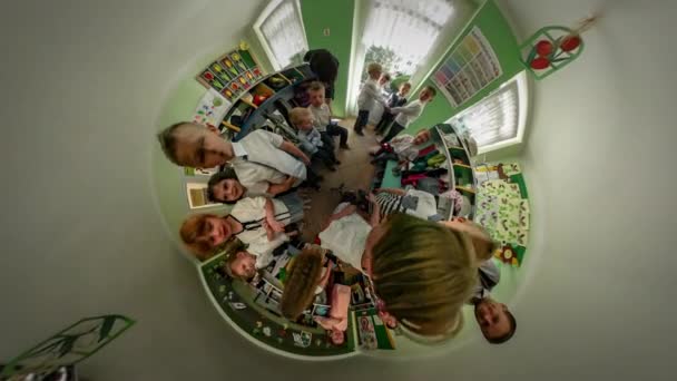 360vr відео морщачись дітей дитячого садка випускний Ополе щасливі діти у святковий одяг веселитися в класі посміхаючись кімнаті є оформлені з папери іграшки — стокове відео