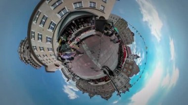 360vr Video adam ve çocuk Fuarı Kiosk gün Opole Vintage Meydanı bayrak çelenk kalabalık kaldırım taşları tarafından yürüyüş bir dinlenme kutlama güneşli gün Polonya var