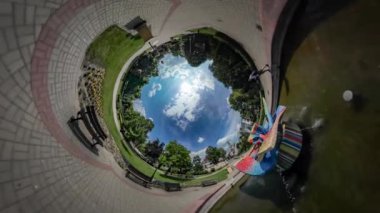360vr Video baba ve çocuğun yanına çeşme kenti gün Opole renkli heykel bir şehir parkı ailede geçirdiği zaman birlikte çocuk balon ile güneşli çalış