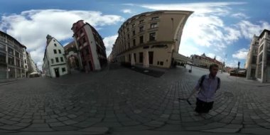 360vr Video kameraman yürüyüş yoluyla Arch yüksek sıcaklık Festivali Wroclaw Vintage binalar Meydanı'nda ile kaldırım taşları arabalar Cityscape yapılmış olduğunu