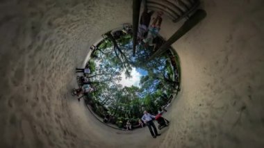 360vr Video çocuk silindir Bahçesi şehir gün Opole baba ve çocuk ailesi tarafından Park aile bebek arabası taze yeşil ağaçlar güneşli ile oyun alanı üzerinde çalışan