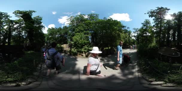 360vr, którą wideo ludzi w alei wycieczka Zoo Park w Opolu tata ma się trzymać córka pomaga jej zobaczyć zwierzęta nad drewnianym płotem gorący słoneczny dzień — Wideo stockowe