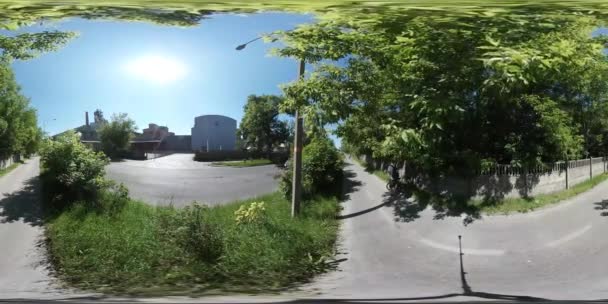 360vr Video cyklist Backpacker är Walking av Road bilar lastbilar lastbilar City trafik stadsbilden byggnader gröna gräsmattor och träd i soliga sommardag i Opole — Stockvideo