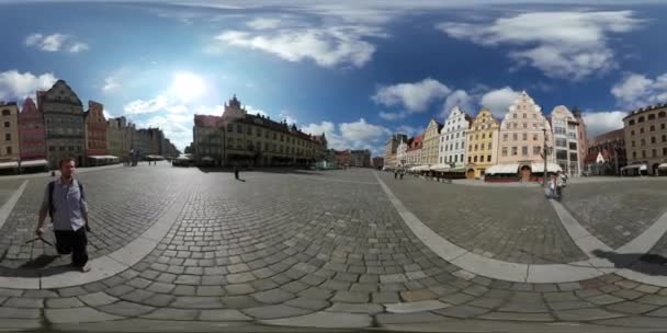 Homem de vídeo 360Vr com câmera Praça da cidade Festival de alta temperatura Wroclaw Sunny Day Vintage Buildings Square é composta com pedras de pavimentação Carros Cityscape — Vídeo de Stock