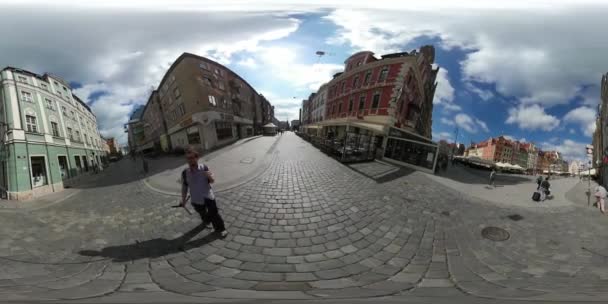 360Vr pessoas de vídeo na Praça da Cidade Wroclaw High Temperature Festival Man filmando-se Dia ensolarado Vintage Edifícios Square é composta com pedras de pavimentação — Vídeo de Stock