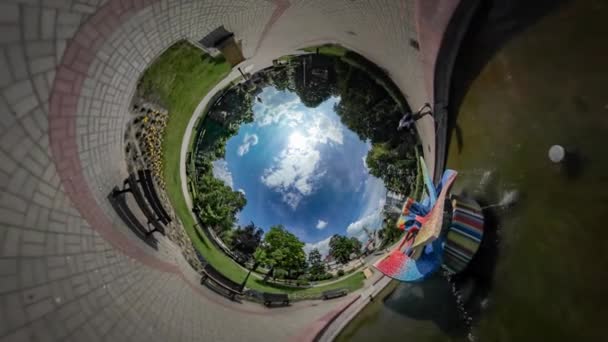 360 vr サンレミバスティオン ビデオお父さんと泉市日オポーレ カラフルな彫刻公園家族で近くの子供はバルーン晴れた日に一緒に子供を果たしている時間を費やしています。 — ストック動画