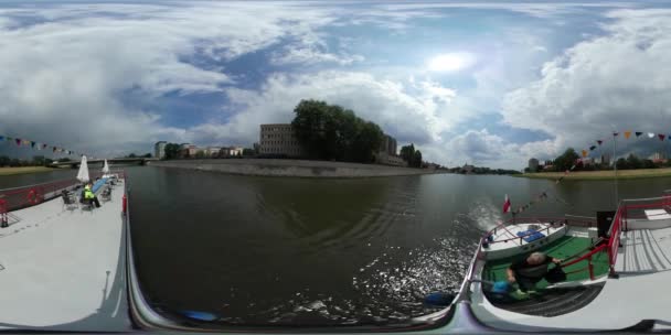 360 Graden Panorama Van Boot Drijven Rivier Stad — Stockvideo