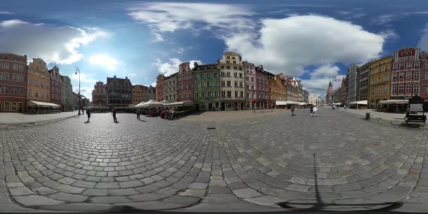 360Vr Vídeo Pessoas Cityscape Square Festival de alta temperatura em Wroclaw Sunny Day Vintage Buildings Square é composta com pedras de pavimentação Carros são acionados — Vídeo de Stock