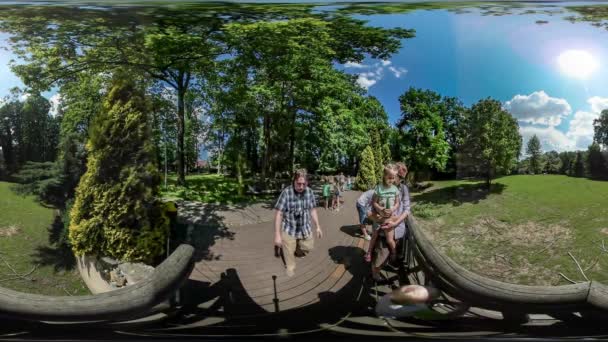 360vr Video gezinnen observatie dek stad dag Opole wandelen in het Park achter houten hek kijken naar groene bomen gazon moeder op zoek na kind zonnige dag — Stockvideo