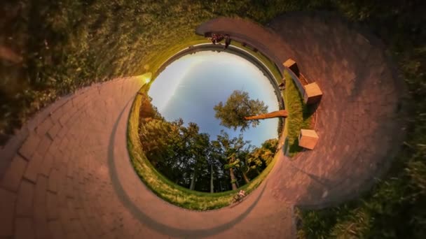 360Vr Vídeo Ciclistas Roller Skaters Park Excursion in Opole City Park Sportsmen Man With Dog Paving Tiles Bench Along a Road Sunset Blue Sky Trees — Vídeo de Stock