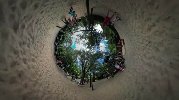 360vr Video barn på en gungor utflykt Opole Park Man med ryggsäck föräldrar på lekplats i parken är ute efter barn barn leker kör — Stockvideo