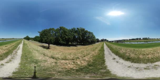 360vr Video bisikletçi tarafından yol küresel Panorama adam alan açık mavi gökyüzü güneşli günde alan vahşi doğa banliyösü Opole toprak yolda biniyor — Stok video