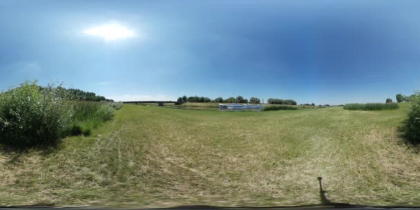 360Vr Video Vista en el campo de Stubble Suburbio Opole Esférico Panorama Hombre en el campo en la orilla del río Naturaleza salvaje Cielo azul claro Día soleado — Vídeo de stock