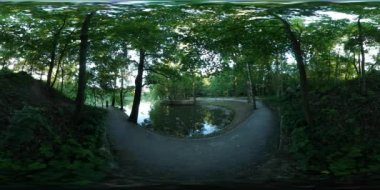 360vr Video patika Crossing Bay küresel Panorama adam şehir Park boyunca nehir veya göl yaz saati Opole karayoluyla yürüyor