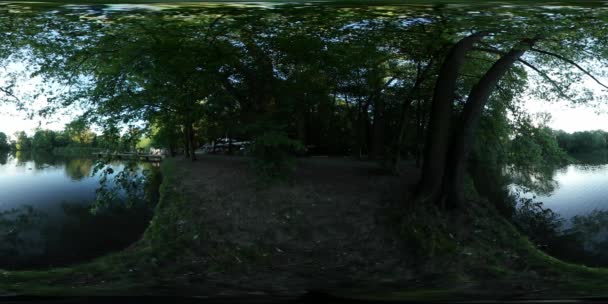 360vr 视频河银行在城市公园球状全景路穿过密集的公园湖与林美水夏季时间波兰户外 — 图库视频影像