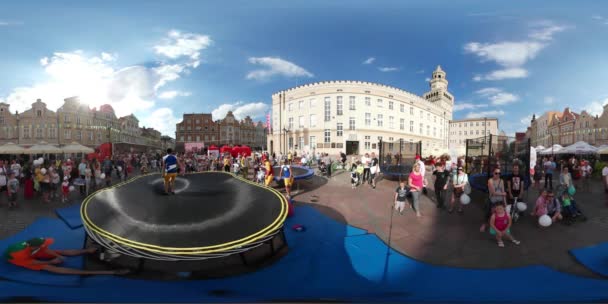 360vr 视频男子跳蹦床奥波莱儿童天城市广场快乐的孩子正在玩跳花时间陪父母在晴朗的一天城市景观 — 图库视频影像