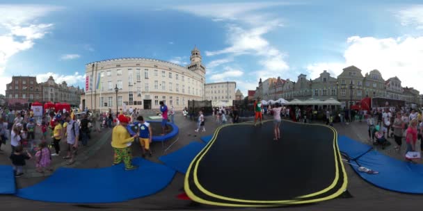 Happy Kids yürüyüş atlama oynayan 360vr Video insanlar atlama kutlama Kent Meydanı çocuk gün Opole güneşli Cityscape ebeveynler ile vakit geçirmek — Stok video