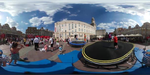 360vr Video Boy je že trampolining Opole dětský den na náměstí animátor je hledá po dítě děti Walking skákání trávit čas s rodiče ve slunečný den — Stock video