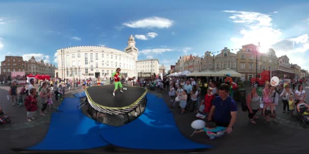 360vr Video kobiece Animator na placu miasta trampolina dla dzieci Opole dzień szczęśliwy, że bawią się dzieci, skoki spędzić czas z rodzicami w letni dzień gród — Wideo stockowe