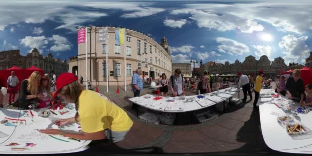 360Vr Video Animatori Gioco creativo Opole Festa dei bambini I bambini felici stanno giocando Divertiti a trascorrere del tempo con i genitori Fogli di carta su un tavolo Sunny Cityscape — Video Stock
