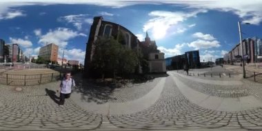 360vr Video turist Walking Street adam ile Selfie sopa tarafından Wroclaw Küresel Panorama sıcak yaz günü içinde olduğunu.