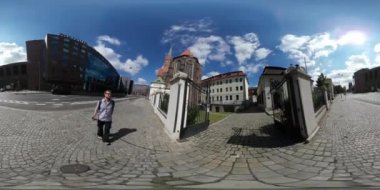 360vr Video turist Walking Street adam ile Selfie sopa tarafından Wroclaw Küresel Panorama sıcak yaz günü içinde olduğunu.