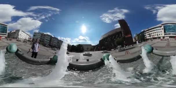 360vr Video-Tourist ist zu Fuß an der Straße Mann mit Selfie-Stick in Breslau sphärischen Panorama warmen Sommertag — Stockvideo