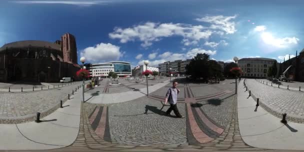 360vr Video turist är Walking av Street mannen med Selfie pinnen i Wroclaw sfäriskt Panorama varm sommardag — Stockvideo