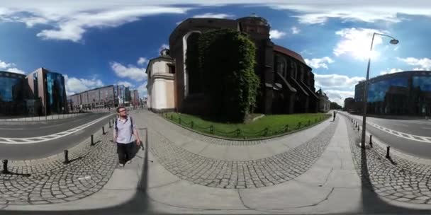 360 vr サンレミバスティオン ビデオ観光は、ヴロツワフ球形のパノラマ暖かい夏の日の Selfie 棒で通り男による歩行 — ストック動画
