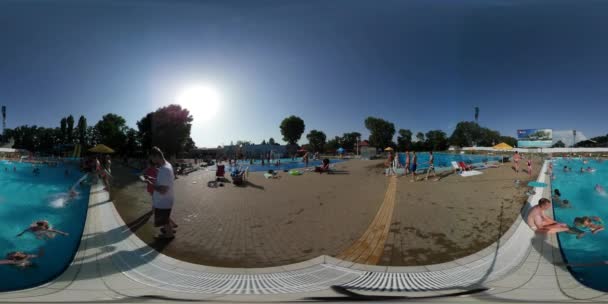 オポール ポーランド 2016年7月01日 360Vrビデオ 360度 オポールのアクアパーク水田の人々 オープンパークの日 ハッピーキッズは 屋外スイミングプールでクリーンブルーウォーターで泳いでいる ボーイはプールに向かって走る — ストック動画