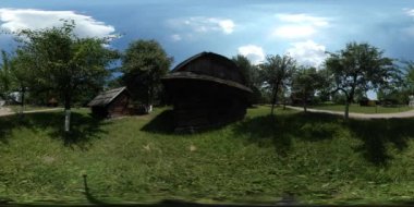 360vr Video turistik köy Obsering eski evlerin avluları tarafından yürüyüş orman yeşil ağaçlar çim güneşli kamış etnografik Müzesi ile çit