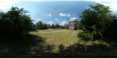 360vr Video iki fabrikaları bulunan orman yeşil ağaçlar çim yapı güneşli yaz günü içinde eski köy ahşap tozlu yol patika Etnografya Müzesi'nde